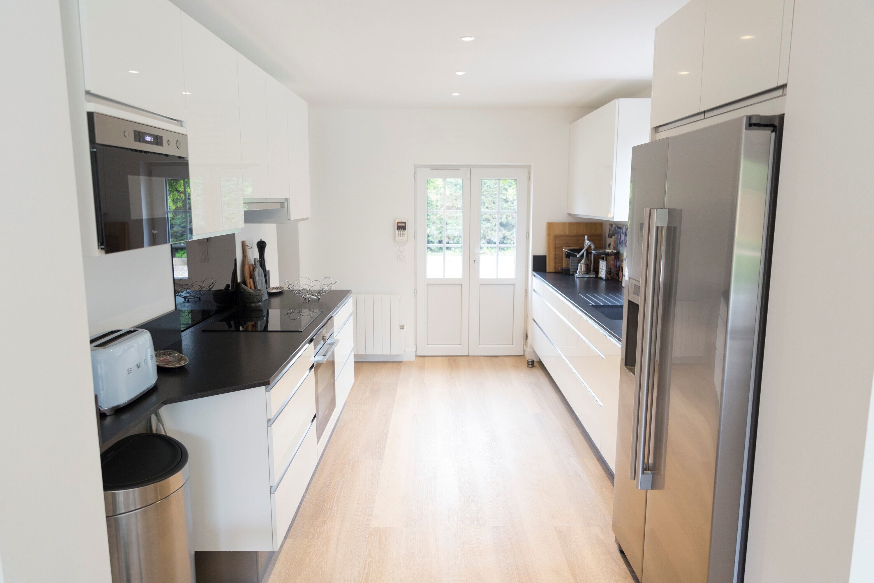 Een microgolfoven, een vaatwasser, een koffiezetapparaat/waterkoker