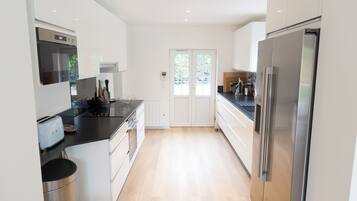 Een microgolfoven, een vaatwasser, een koffiezetapparaat/waterkoker