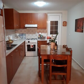 Jääkaappi, uuni, kahvin-/teenkeitin, leivänpaahdin