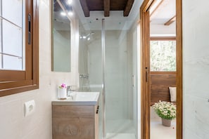 Bañera, secador de pelo y toallas