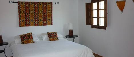 2 habitaciones, tabla de planchar con plancha y cuna de viaje