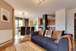 TV - Pass the Keys | Spacious and Modern Flat with own Car Park (Cambridge)