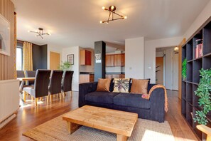 TV - Pass the Keys | Spacious and Modern Flat with own Car Park (Cambridge)