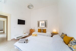 2 bedrooms, desk, soundproofing, iron/ironing board - Napoli Centro Suite - Amazing Apartmet in the City Centre | Duomo Area (Napoli)