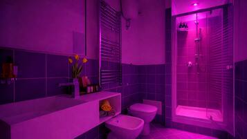 Regadera, amenidades de baño ecológicas, secadora de cabello, pantuflas