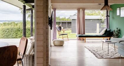 Lapsiystävällinen kesämökki merinäköalalla suurelle häiriöttömälle kiinteistölle