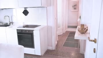 KĂŒhlschrank, Mikrowelle, Ofen, Herdplatte