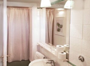 Ensemble baignoire-douche, séchoir à cheveux, serviettes fournies, savon