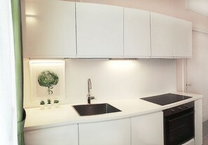 Een koelkast, een microgolfoven, een oven, een kookplaat