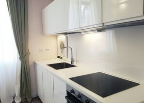 Kjøleskap, mikrobølgeovn, ovn og kokeplater