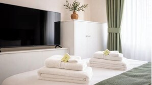 Room - Bright, comfortable and panoramic apartment! (Roma)