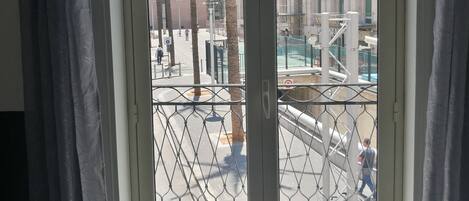 Vierpersoonskamer, meerdere bedden, niet-roken | Balkon