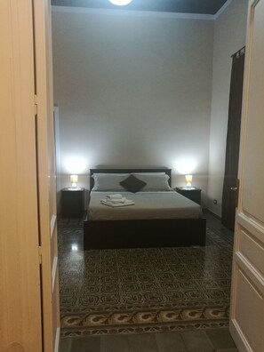 Desk, soundproofing, free WiFi, bed sheets - Volturno 106 (Palermo)