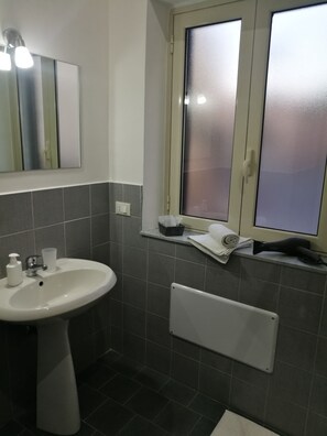 Vierbettzimmer, Mehrere Betten, Nichtraucher | Badezimmer | Dusche, Haartrockner, Bidet, Handtücher