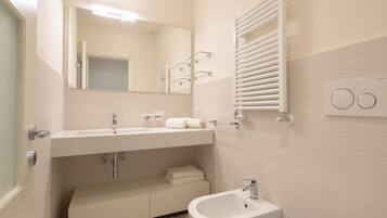 Dusche, Haartrockner, Bidet, Handtücher