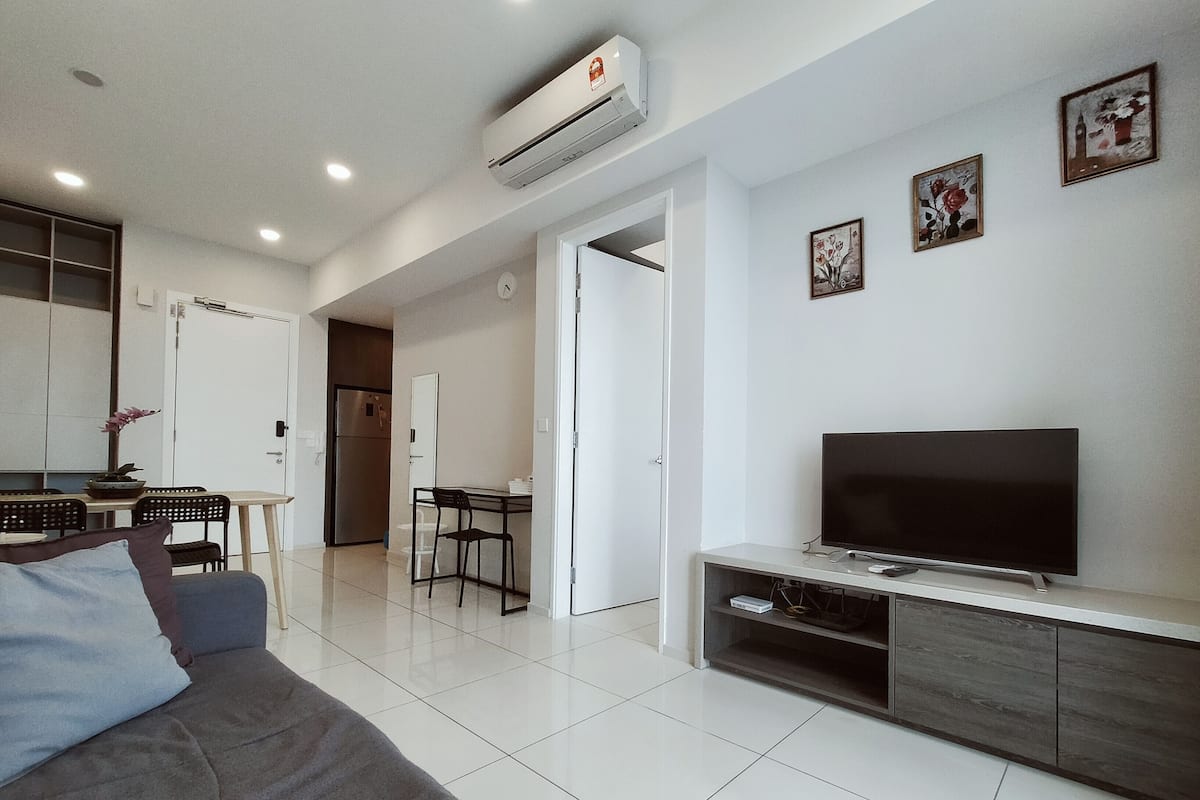 Comfort appartement, 1 slaapkamer | Woonruimte | Een 43-inch ledtelevisie met digitale zenders en een televisie