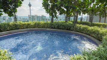 Una piscina al aire libre, camas de piscina gratis