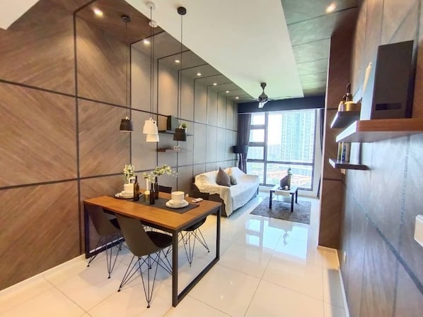 Una sala de estar moderna con comedor, ventanas amplias y vistas a la ciudad.