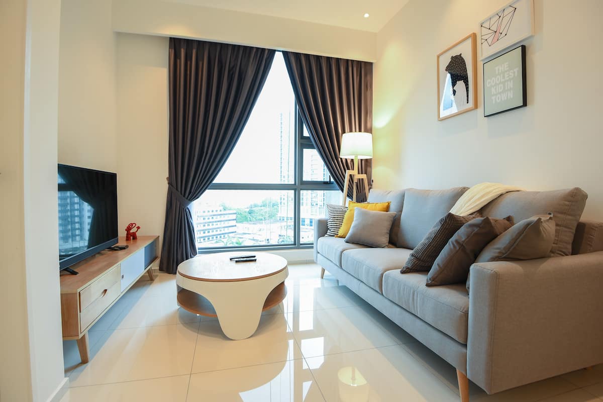 Luxe appartement, meerdere bedden | Woonruimte | Een 43-inch ledtelevisie met digitale zenders en een televisie