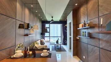 Condo de lujo, varias camas | Área de sala de estar | Televisión LED de 43 pulgadas con canales digitales y televisión