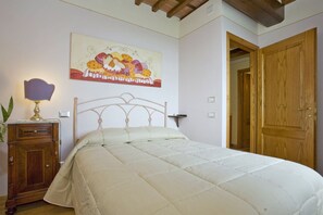 3 habitaciones, tabla de planchar con plancha y cuna de viaje 