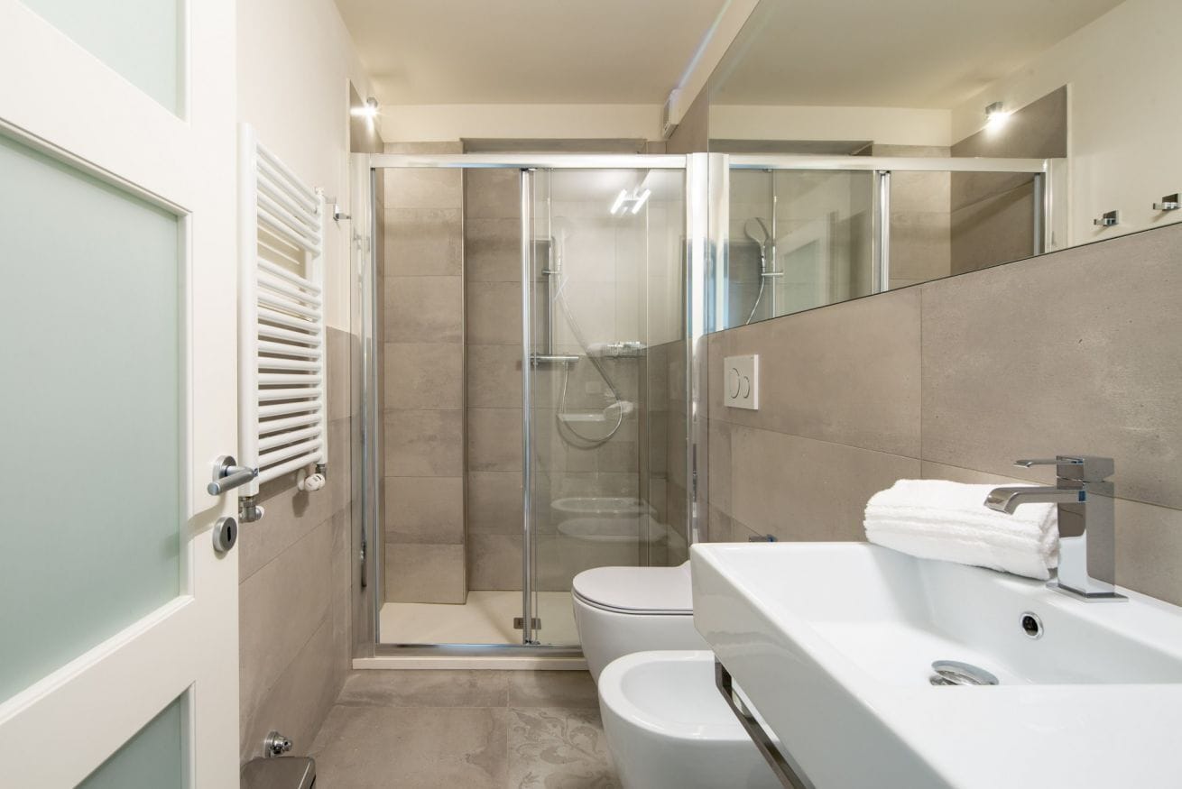 Shower, free toiletries, hair dryer, bidet