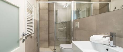 Shower, free toiletries, hair dryer, bidet