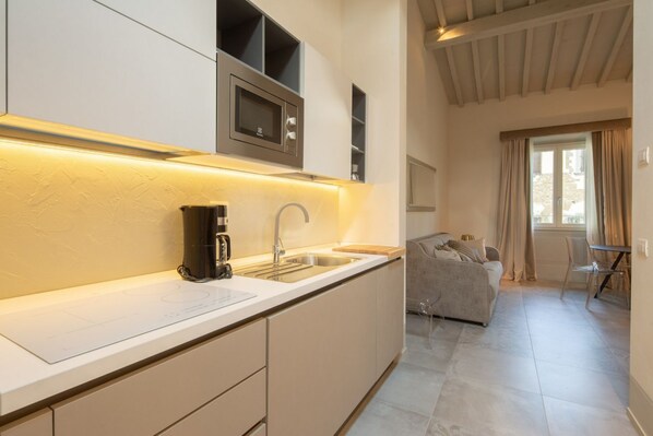 Frigorifero, microonde, forno, piano cottura