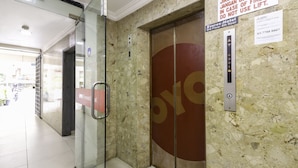 Een lift met een bord dat afraadt deze bij brand te gebruiken.