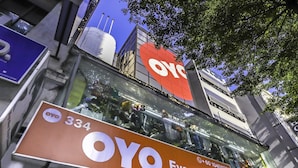 Een hotelschilt met de naam 'OYO Everest Hotel' en een telefoonnummer.