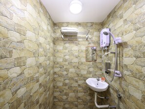 Superior-Suite | Badezimmer | Dusche, kostenlose Toilettenartikel, Bidet, Handtücher
