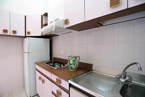 Frigorifero, microonde, forno, piano cottura