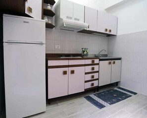 Kylskåp, mikrovågsugn, ugn och spishäll