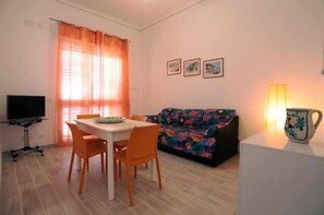 Interior - House ground floor just 40 meters from the beach in the places of Montalbano (Caucana-finaiti-casuzze-finaiti Nord)