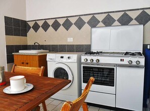 Kylskåp, mikrovågsugn, ugn och spishäll