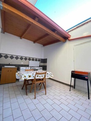 Outdoor dining - House ground floor just 40 meters from the beach in the places of Montalbano (Caucana-finaiti-casuzze-finaiti Nord)