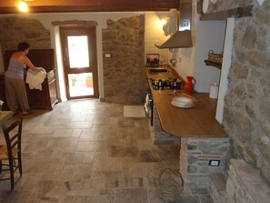 Kylskåp, mikrovågsugn, ugn och spishäll