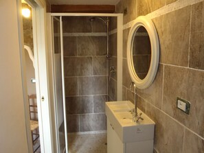 Bruser, hårtørrer, bidet, håndklæder