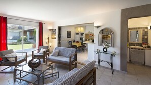 テレビ、DVD プレーヤー、テーブルサッカー台、卓球台