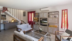 テレビ、DVD プレーヤー、テーブルサッカー台、卓球台