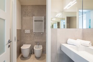 Dusj, hårføner, bidé og håndklær