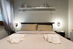 1 chambre, bureau, fer et planche à repasser, lit parapluie