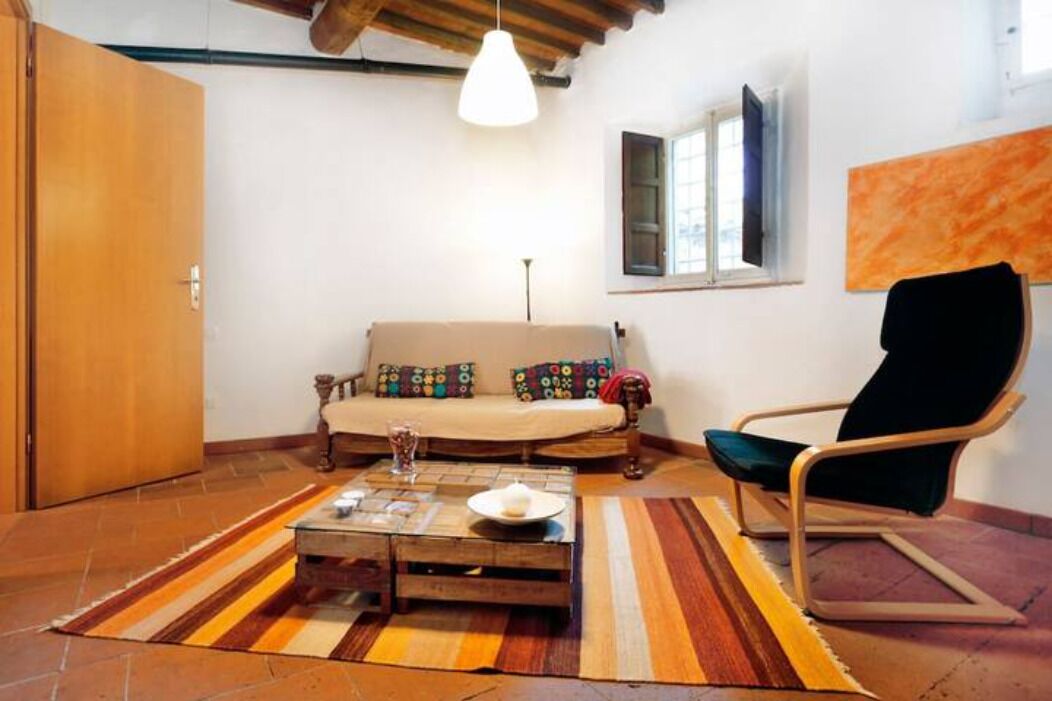 TV, caminetto, libri