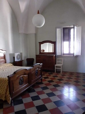 4 dormitorios, tabla de planchar con plancha, ropa de cama