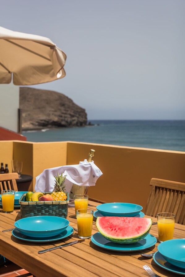 Outdoor dining - Ocean View Penthouse II. Beachfront Wifi & A / C. 23m2 private terrace. (Gran Tarajal)