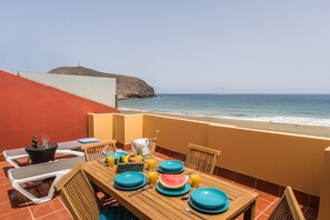 Outdoor dining - Ocean View Penthouse II. Beachfront Wifi & A / C. 23m2 private terrace. (Gran Tarajal)