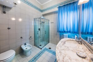 Dusche, Haartrockner, Bidet, Handtücher