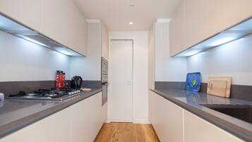 Fridge, microwave, dishwasher, cookware/dishes/utensils