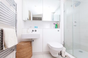 Dusche, Haartrockner, Handtücher, Shampoo