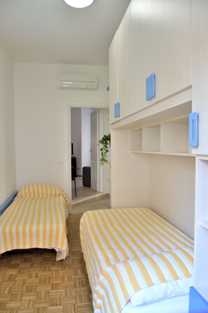 2 habitaciones, tabla de planchar con plancha, wifi y ropa de cama